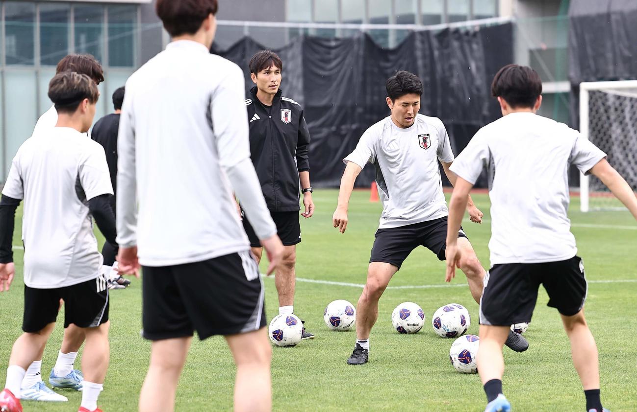 イレブンとボール回しをする日本代表鈴木淳（撮影・上田博志）