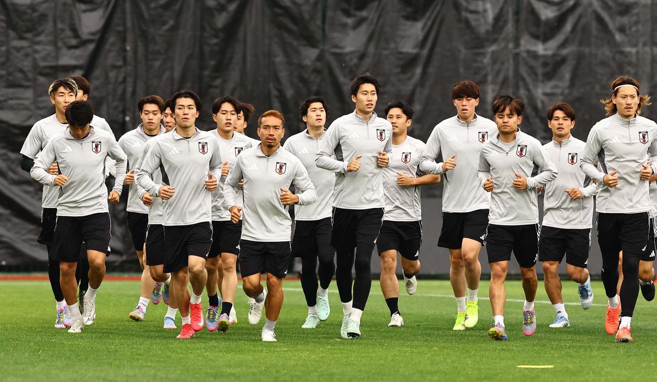 ランニングをする日本代表イレブン（撮影・上田博志）