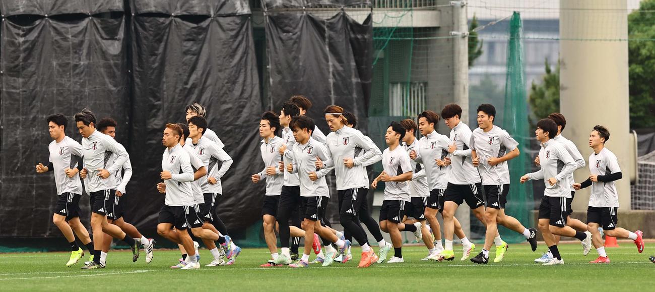 ランニングをする日本代表イレブン（撮影・上田博志）