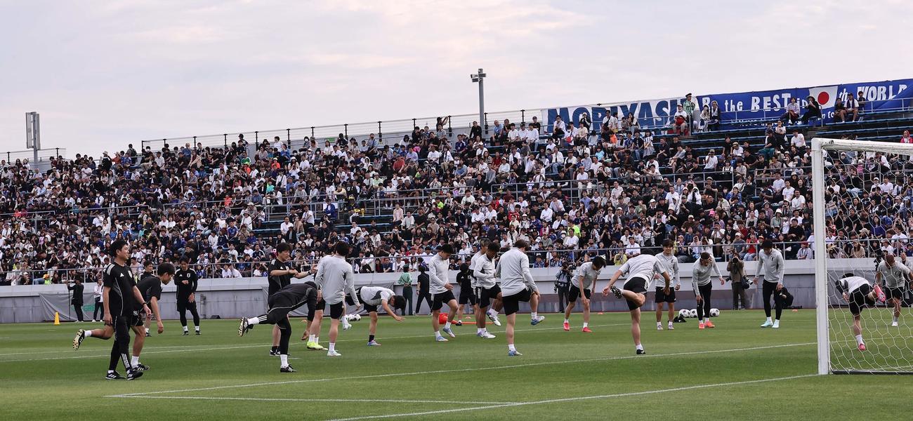 有料公開の日本代表の練習を見るサポーター＝25年6月