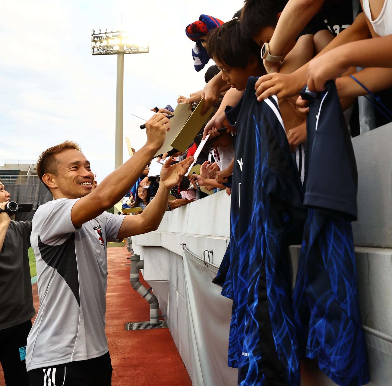 ファンサービスする日本代表DF長友佑都＝25年6月7日