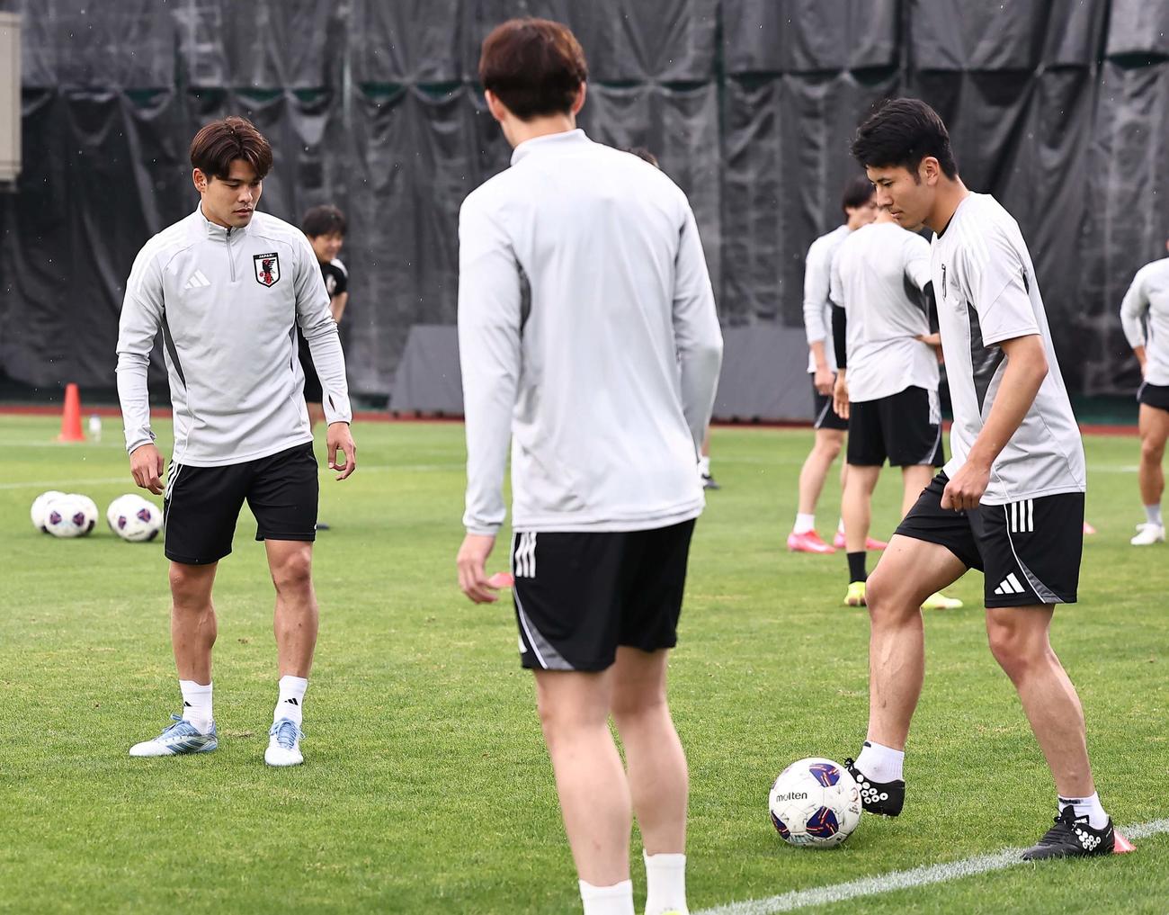 ボール回しをする日本代表鈴木淳（右）と佐野海（左）（撮影・上田博志）
