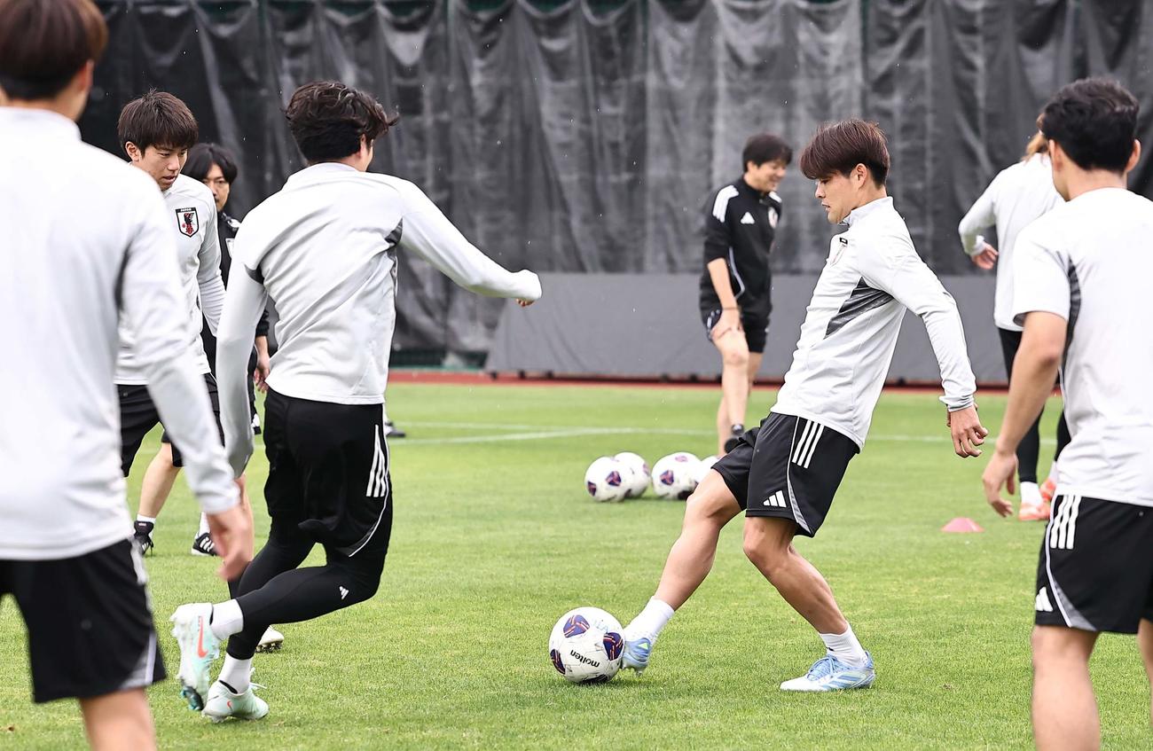 ボール回しをする日本代表佐野海（撮影・上田博志）