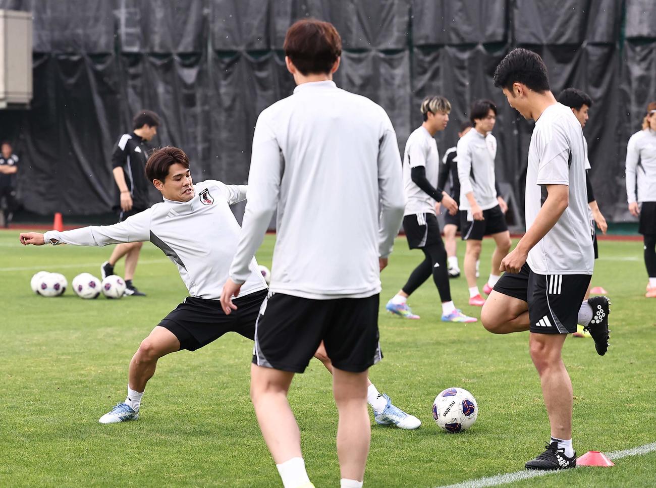 ボール回しをする日本代表佐野海（左）と鈴木淳（右）（撮影・上田博志）