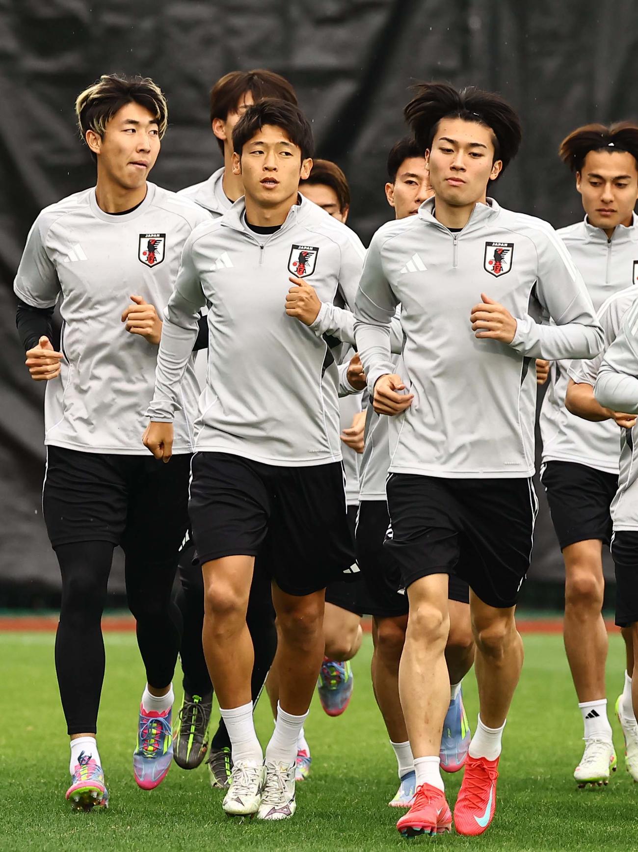 日本代表関根大輝（左）はイレブンとランニングをする（撮影・上田博志）