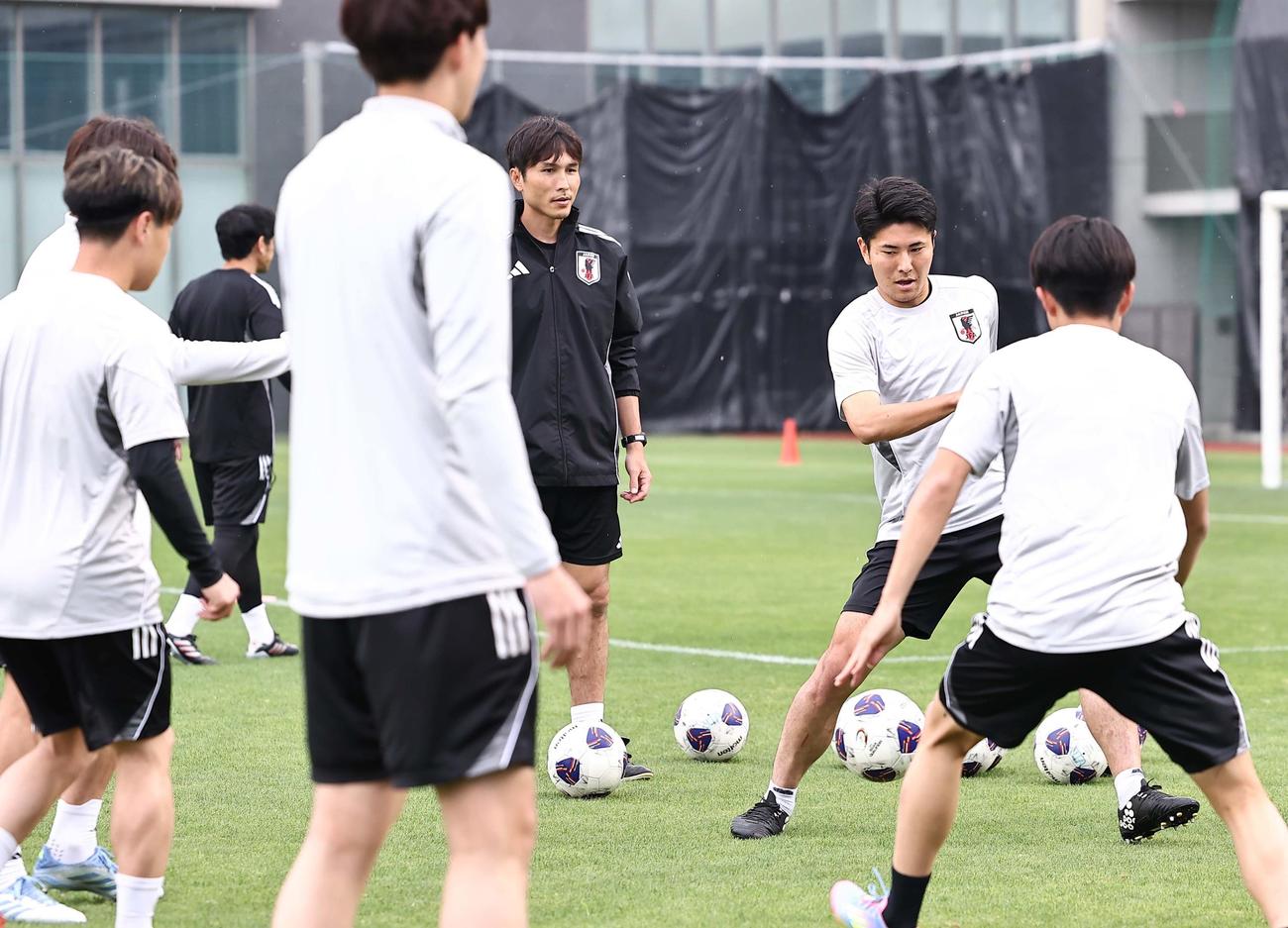 イレブンとボール回しをする日本代表鈴木淳（撮影・上田博志）