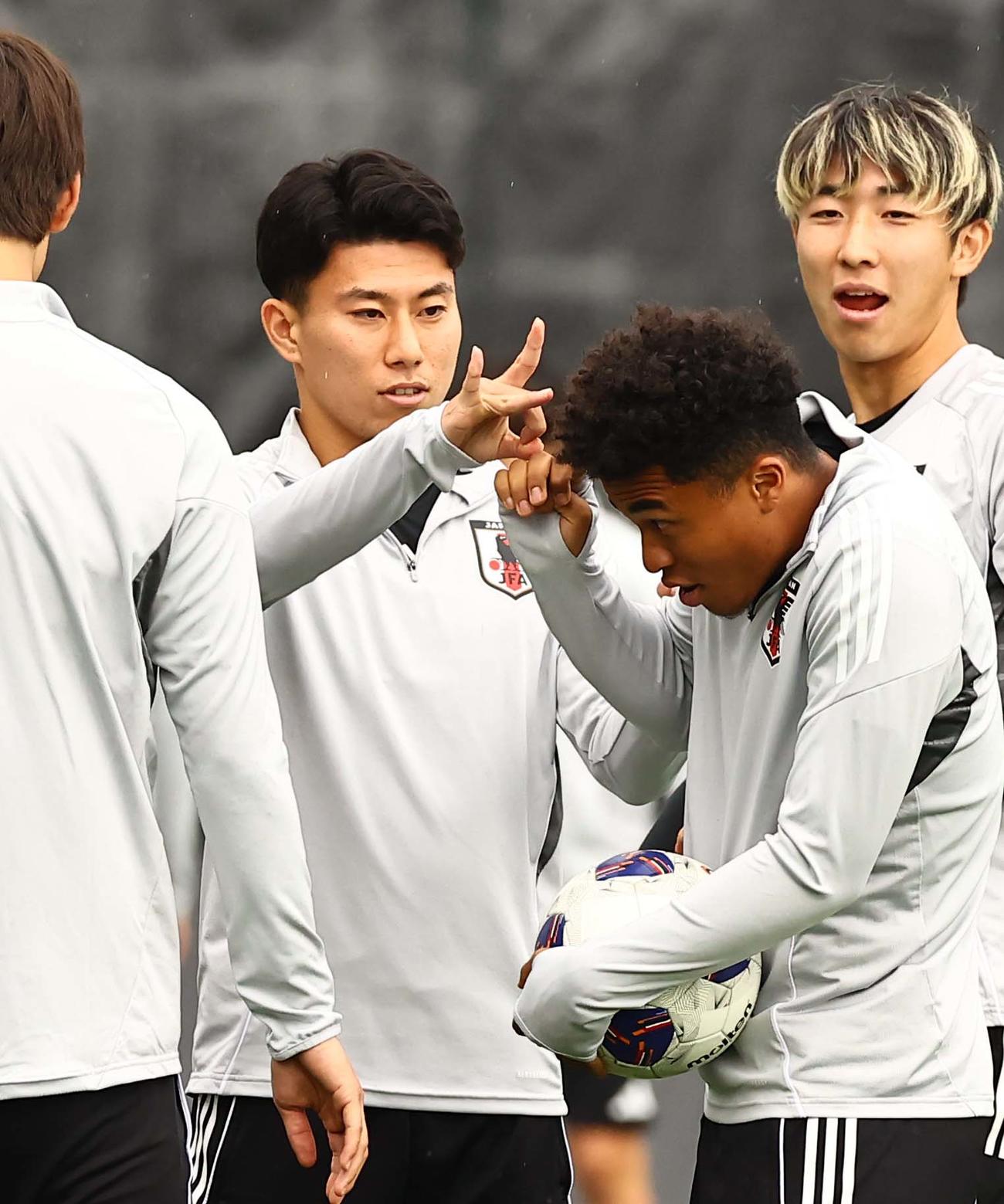 日本代表藤田譲瑠チマ（右）にデコピンをする細谷（撮影・上田博志）