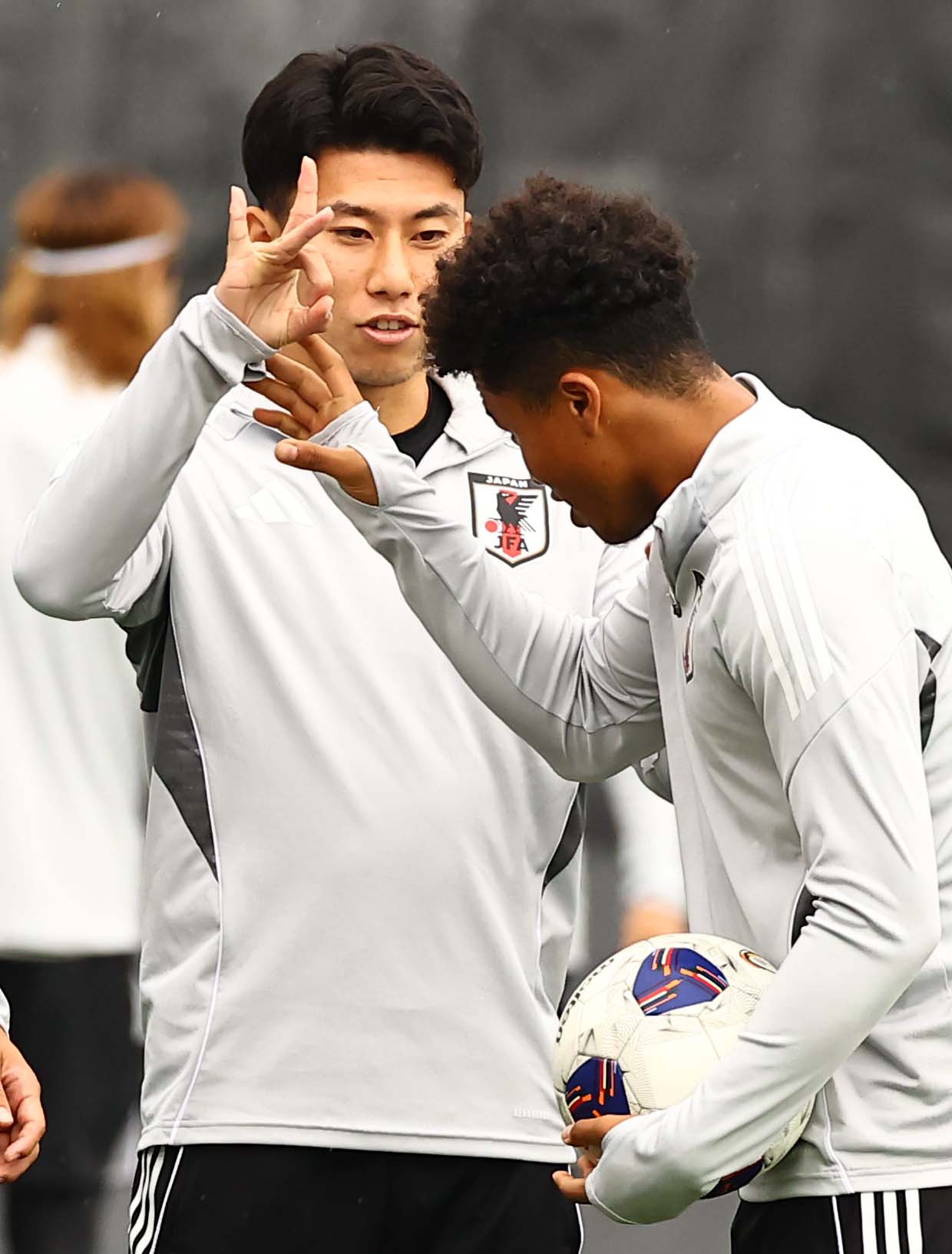 日本代表藤田譲瑠チマ（右）にデコピンをする細谷（撮影・上田博志）