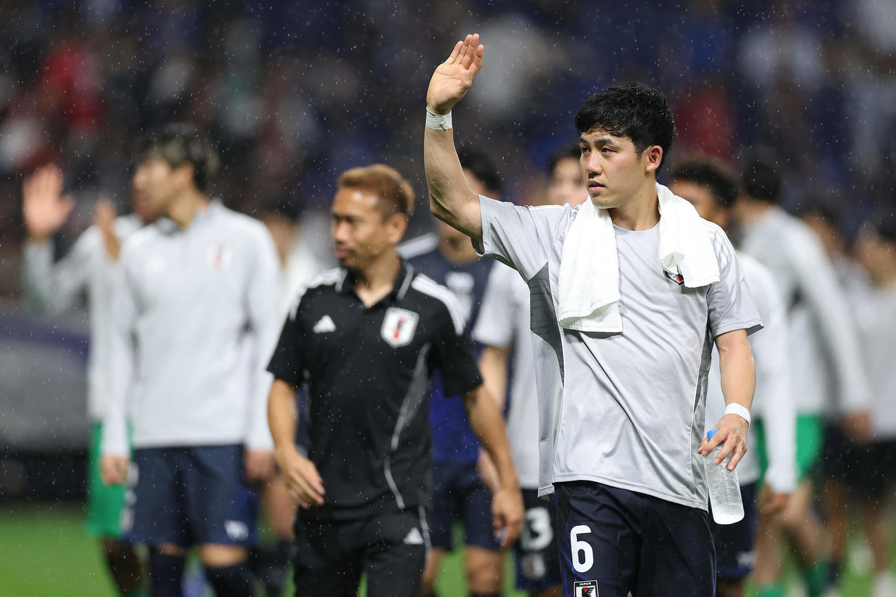 日本対インドネシア　インドネシアに勝利し、スタンドのファンに手を振る遠藤（手前）ら（撮影・前田充）