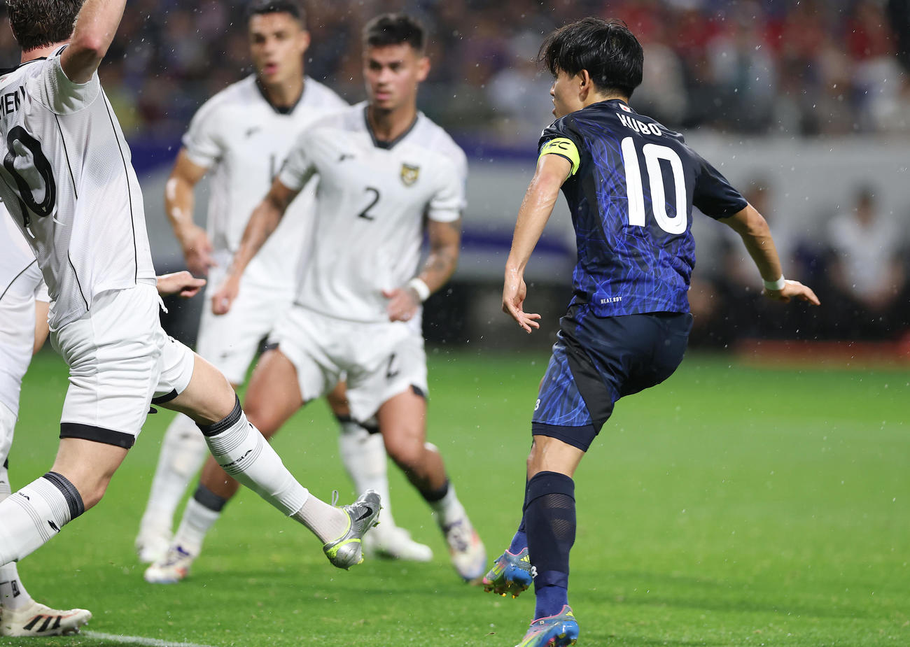 日本対インドネシア　前半、ゴール前のこぼれ球に小刻みなタッチからシュートを決める久保（右）（撮影・前田充）