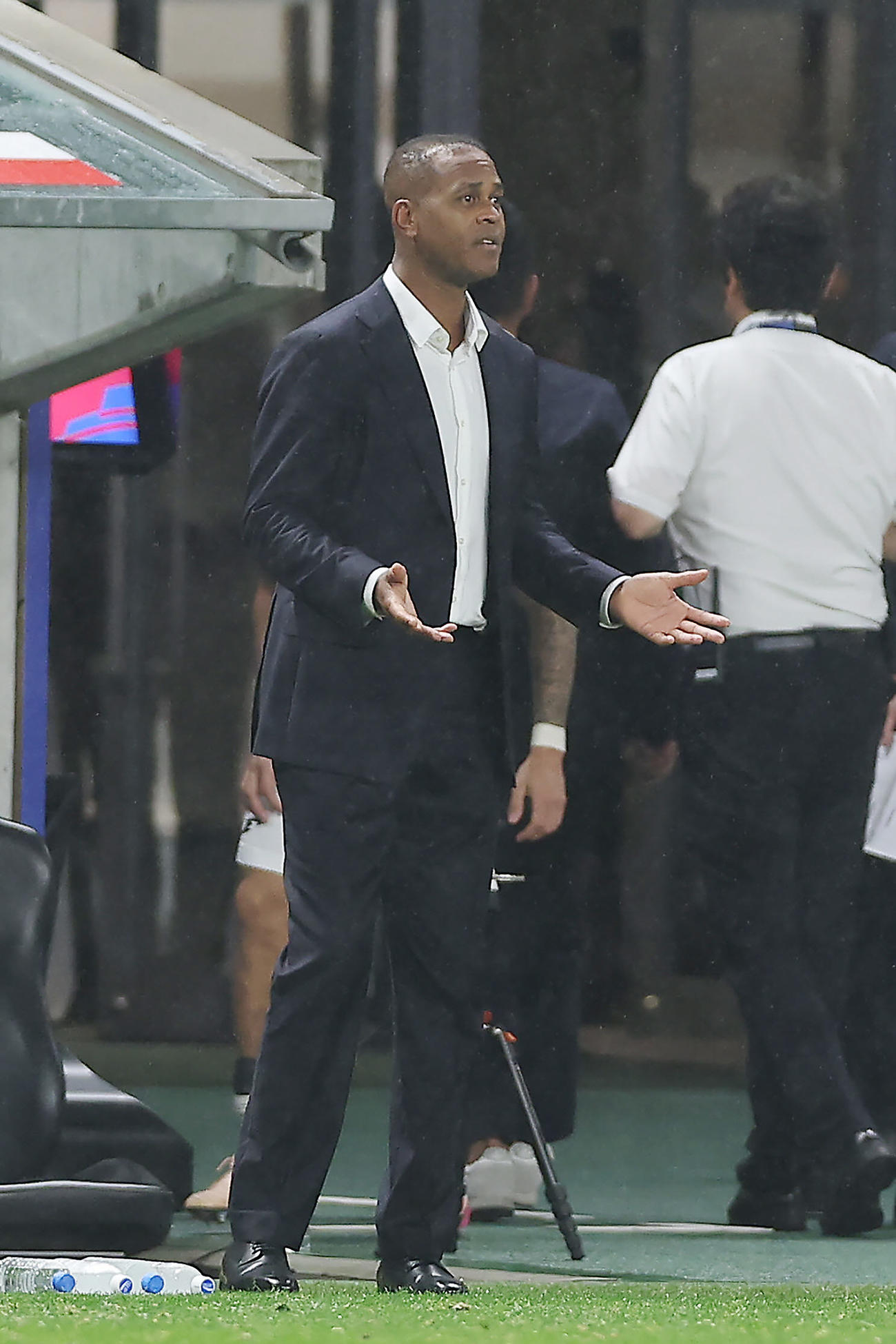 日本対インドネシア　後半、大量失点に厳しい顔のインドネシア代表のクライファート監督（撮影・前田充）