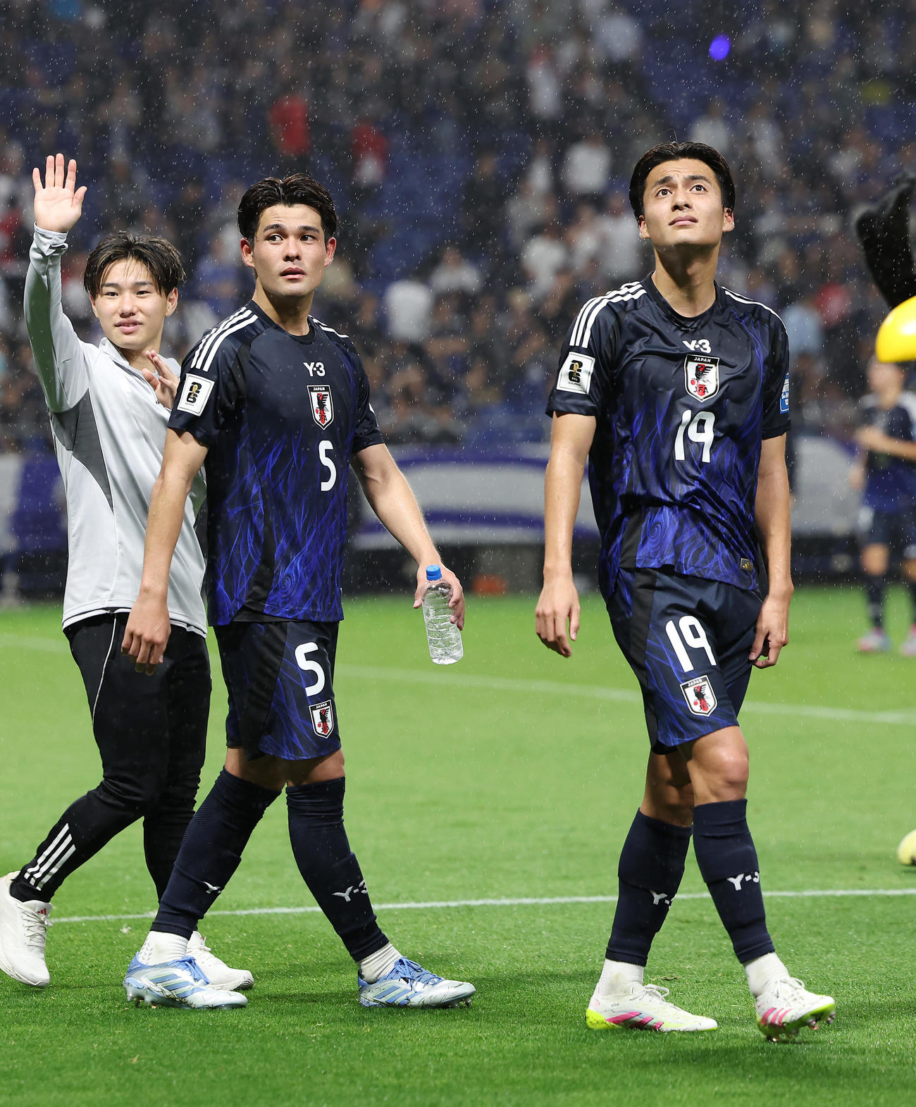 日本対インドネシア　試合後、場内1周する佐野海（中央）と佐野航。左は三戸（撮影・前田充）