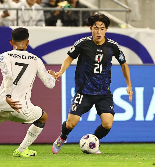 日本対インドネシア　後半、ドリブルで相手をかわす佐藤（撮影・上田博志）