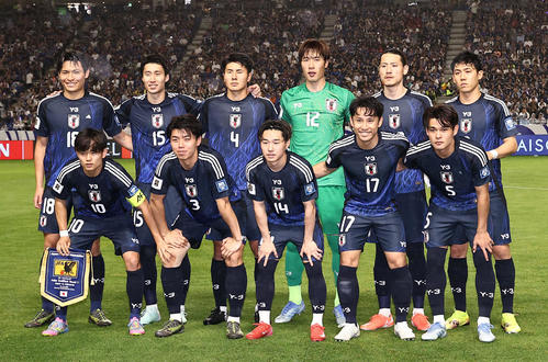 日本対インドネシア　日本代表スターティングメンバー、前列左から久保、高井、三戸、森下、佐野海、後列左から町野、鎌田、鈴木淳、大迫、瀬古、遠藤（撮影・上田博志）
