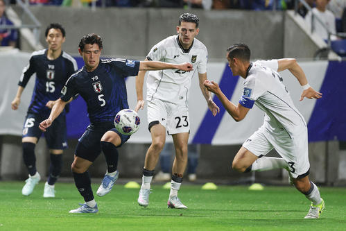 日本対インドネシア　前半、競り合う佐野海（撮影・前田充）