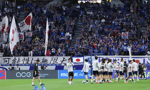 日本対インドネシア　ウオーミングアップを開始する日本代表の選手たち（撮影・前田充）