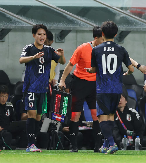 日本対インドネシア　後半、久保（右）と交代でピッチへ入る佐藤（撮影・前田充）