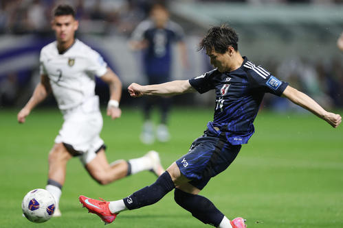 日本対インドネシア　前半、シュートを放つ三戸（撮影・前田充）