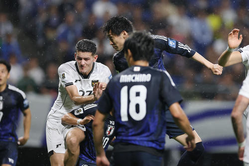 日本対インドネシア　前半、左サイドからのクロスに頭で合わせ、先制ゴールを決める鎌田（後方右）（撮影・前田充）