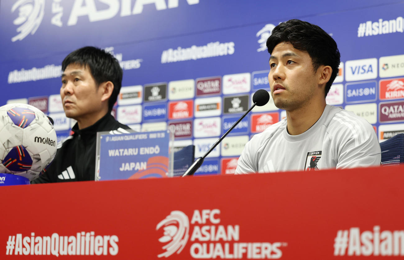 公式会見に臨む遠藤。左は森保監督（撮影・前田充）