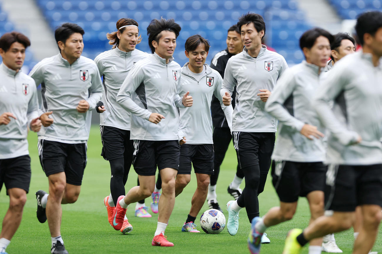 公式練習に臨む久保（中央）ら日本代表の選手たち（撮影・前田充）