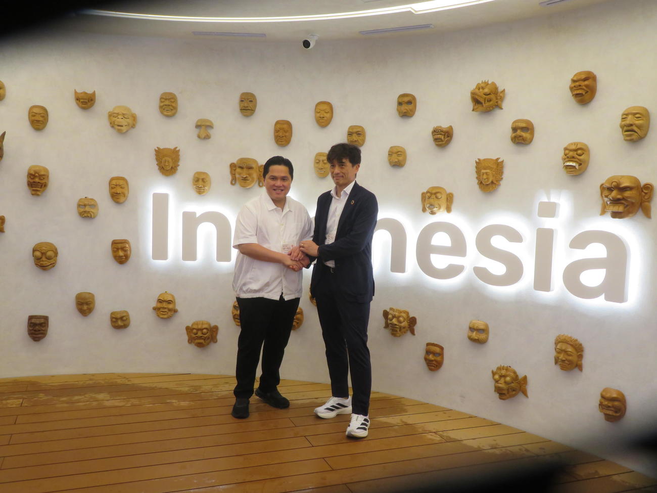 大阪・関西万博のインドネシアパビリオンで握手するインドネシアサッカー協会エリック・トヒル会長（左）と日本サッカー協会（JFA）宮本恒靖会長（撮影・佐藤成）
