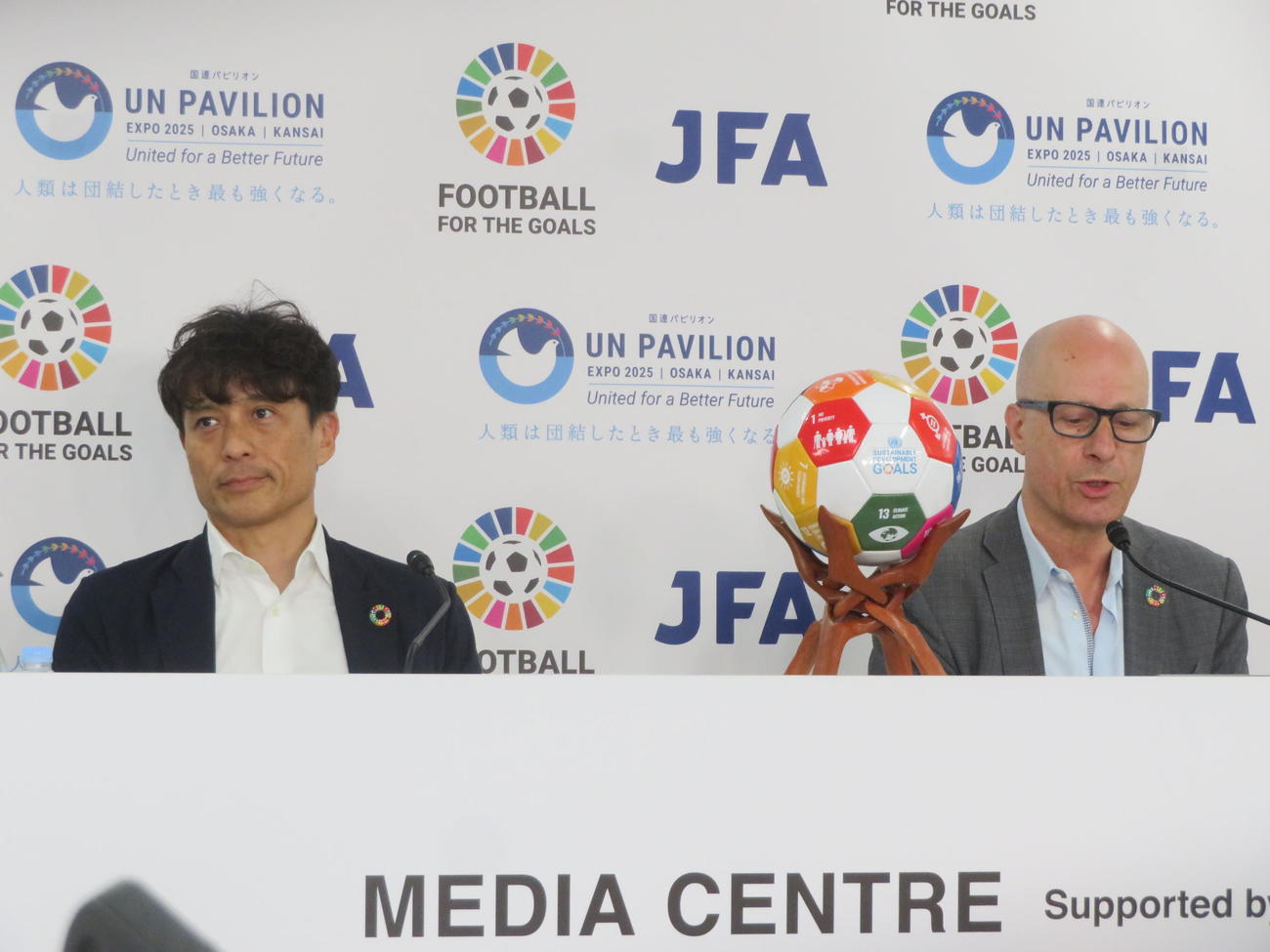 国連の「Football for the Goalsイニシアチブ」に関するトークイベントに出席した日本サッカー協会（JFA）の宮本恒靖会長（左）と国際連合事務次長補／大阪・関西万博国連パビリオン陳列区域代表のマーヘル・ナセル氏（撮影・佐藤成）