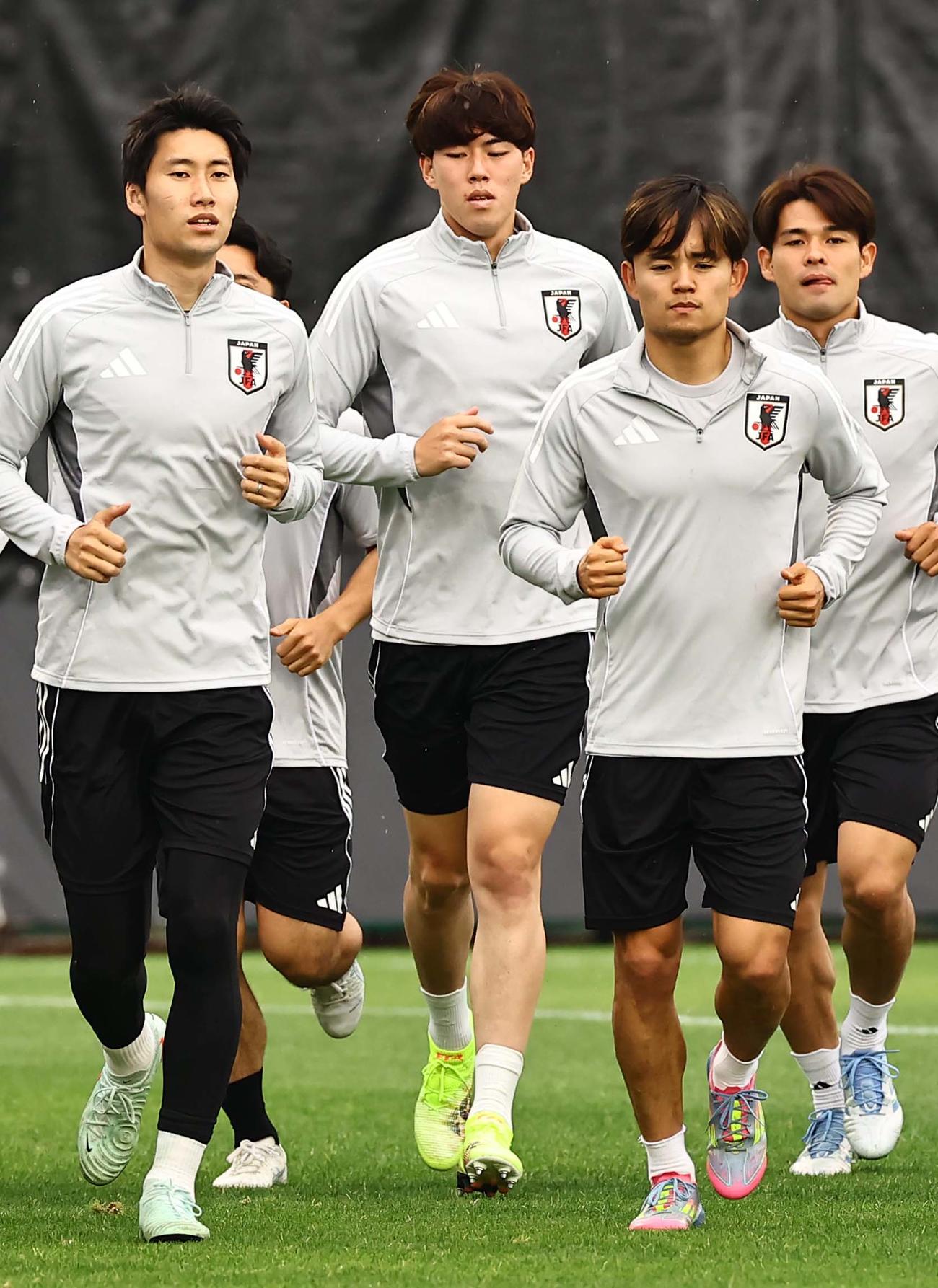 6月8日、熊坂（左から2人目）はランニングをして汗を流す（撮影・上田博志）