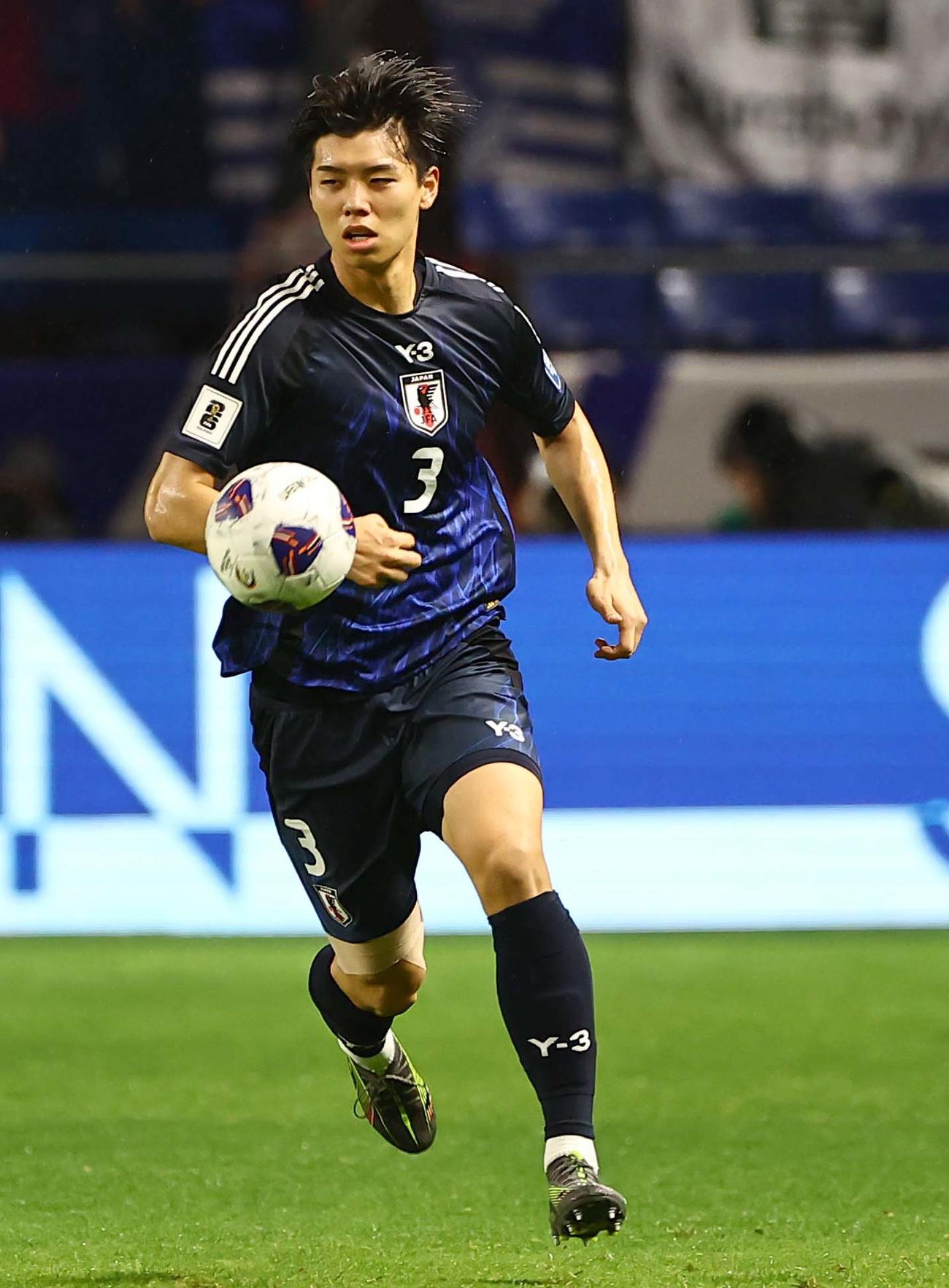 北中米サッカーW杯アジア最終予選　日本対インドネシア　前半、ボールを追う高井幸大（撮影・上田博志）