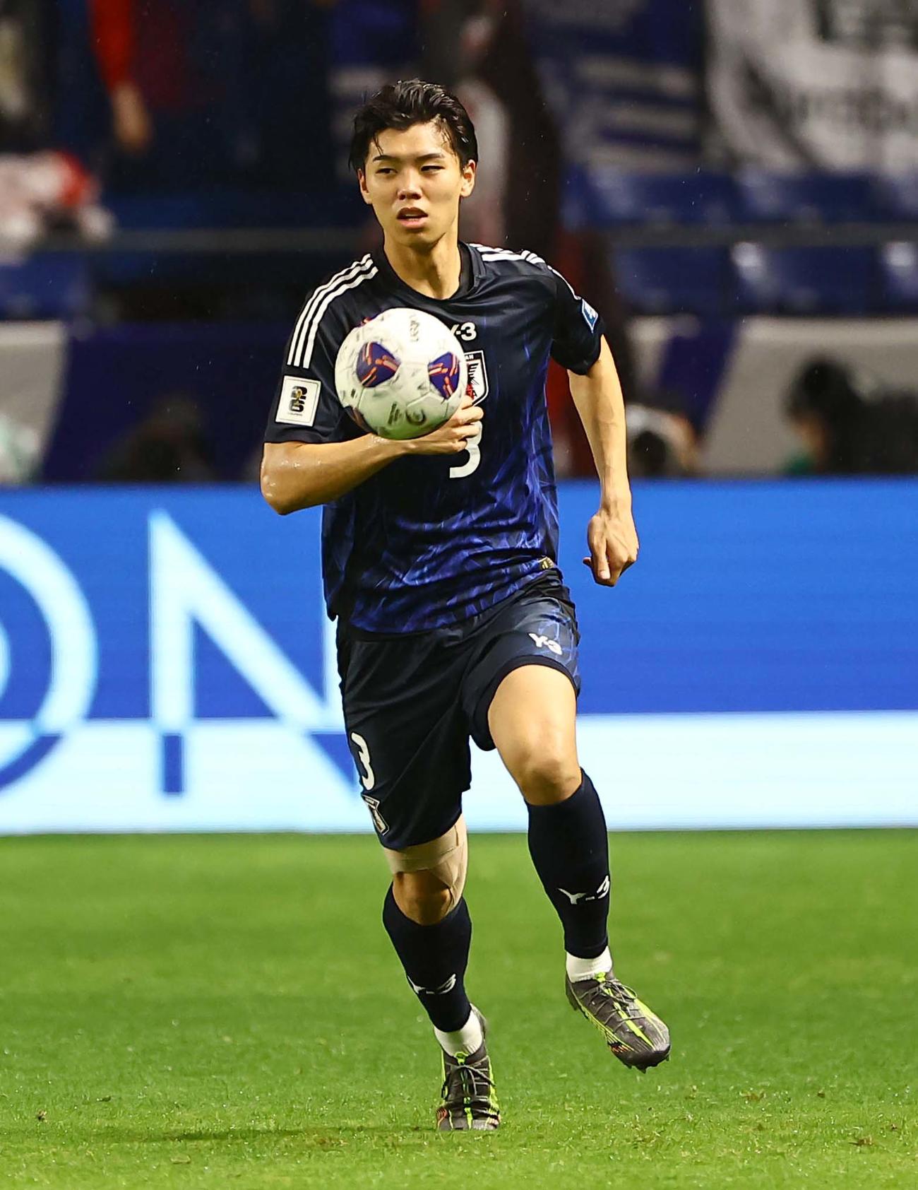 日本対インドネシア　前半、ボールを追う高井幸大（撮影・上田博志）