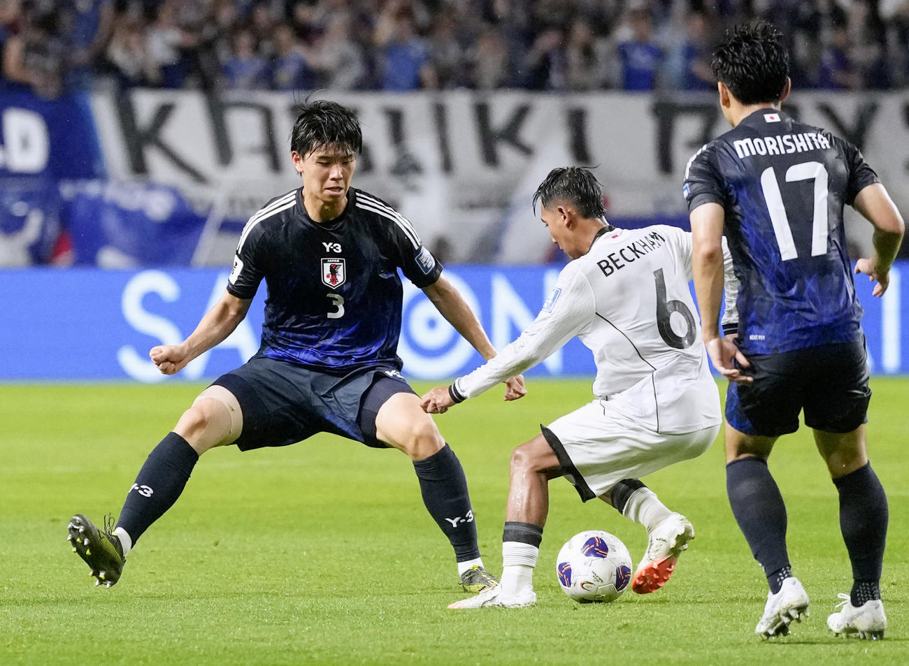 日本対インドネシア　前半、競り合う高井（左）（共同）
