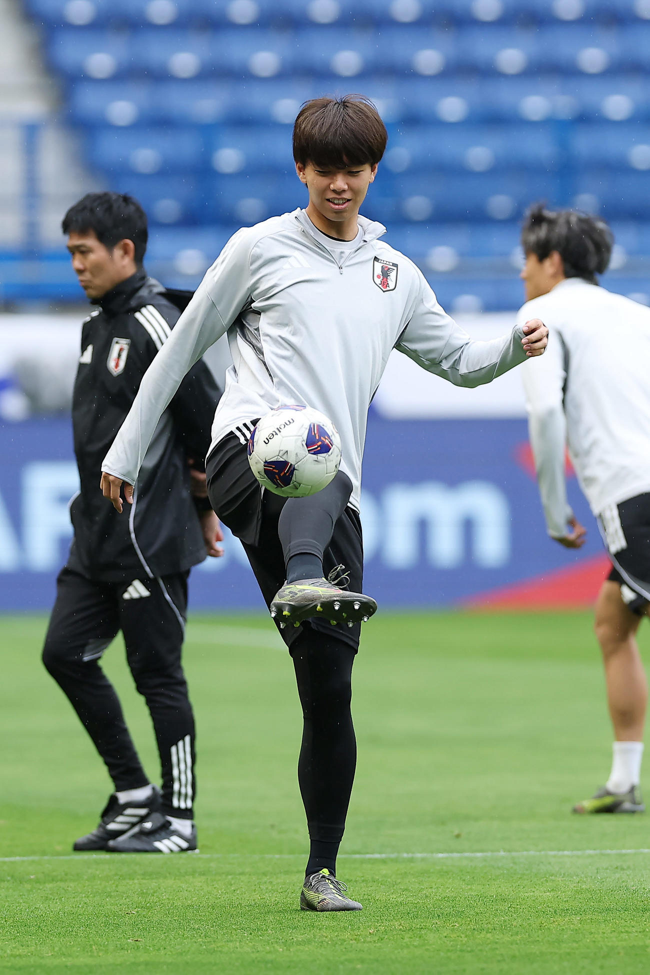 9日の練習前、リフティングをする高井（撮影・前田充）
