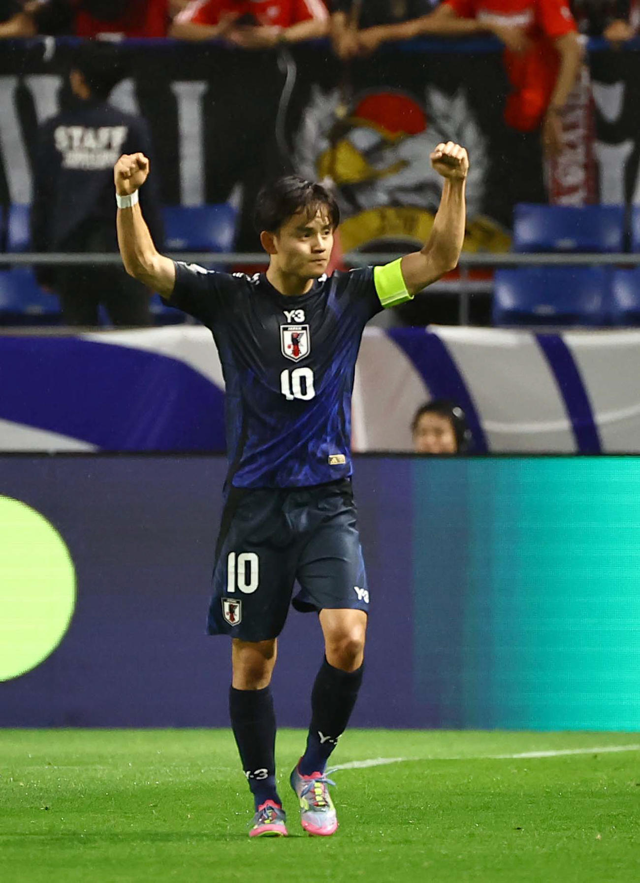 日本対インドネシア　前半、ゴールを奪い両手を突き上げる久保（撮影・上田博志）