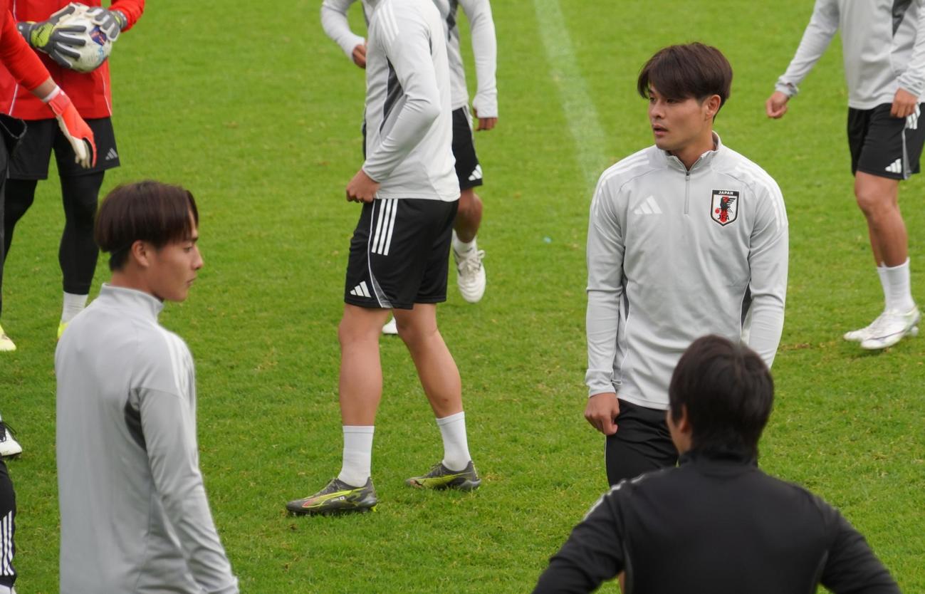 26年W杯北中米大会アジア最終予選オーストラリア代表戦に向けた練習に臨む日本代表MF佐野航（左）と佐野海（2025年6月3日撮影）