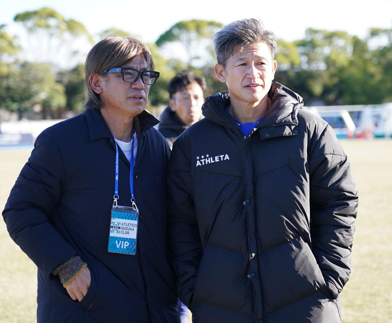 三浦泰年（左）と三浦知良（2024年11月24日撮影）