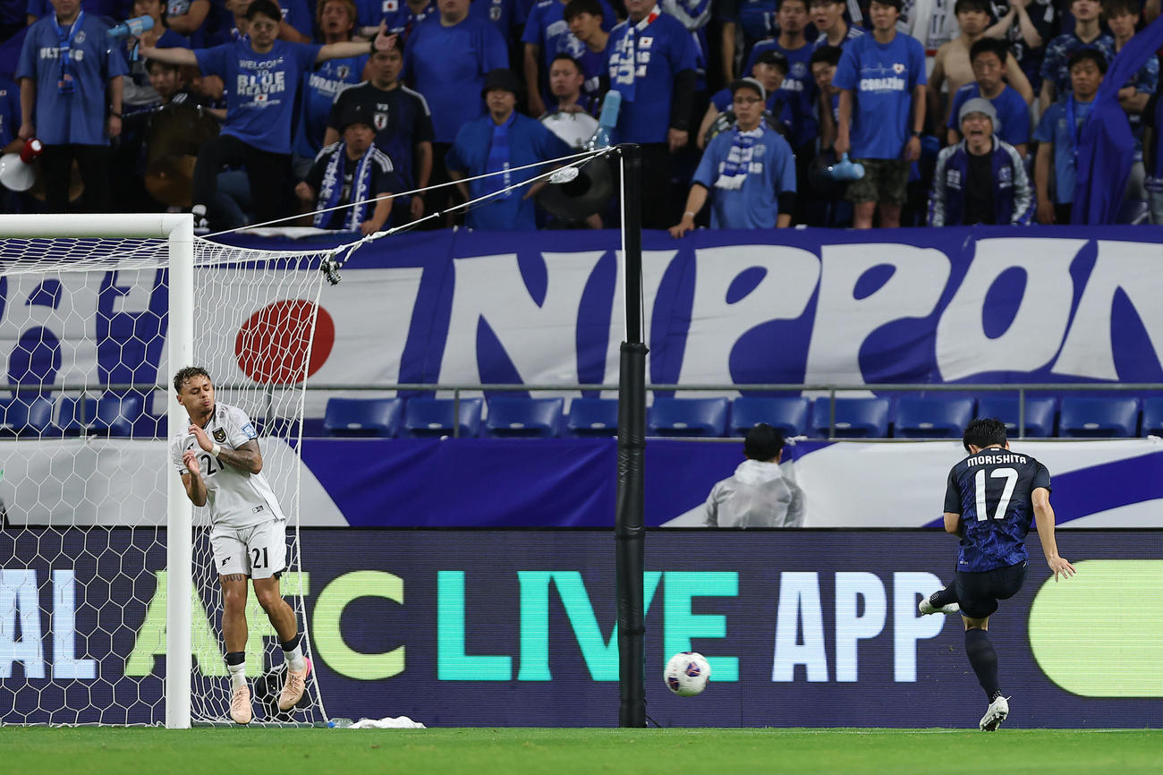日本対インドネシア　後半、ダイレクトシュートでゴールを決める森下（右）（撮影・前田充）
