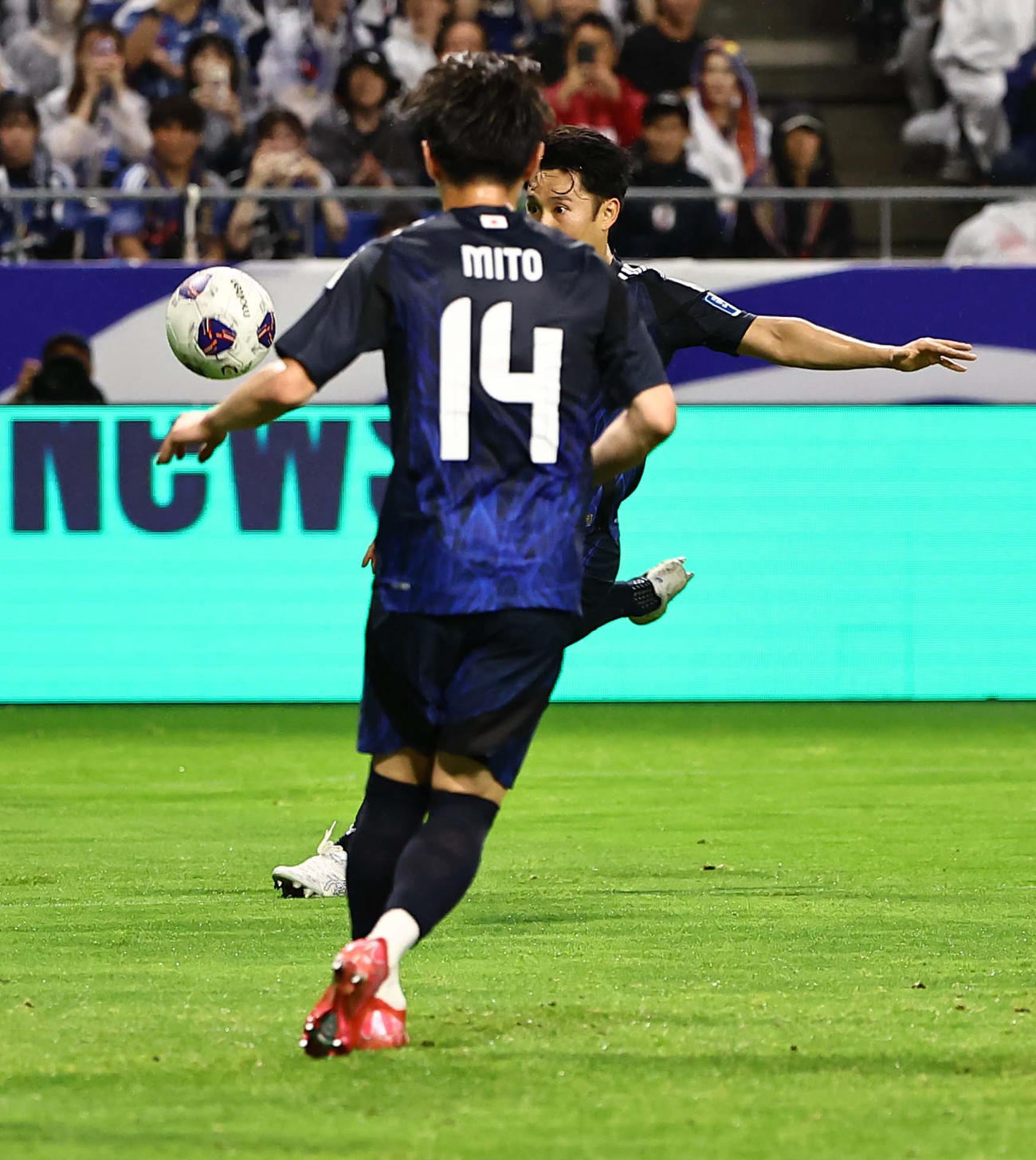 日本対インドネシア　後半、ダイレクトシュートでゴールを決める森下（後方）（撮影・上田博志）