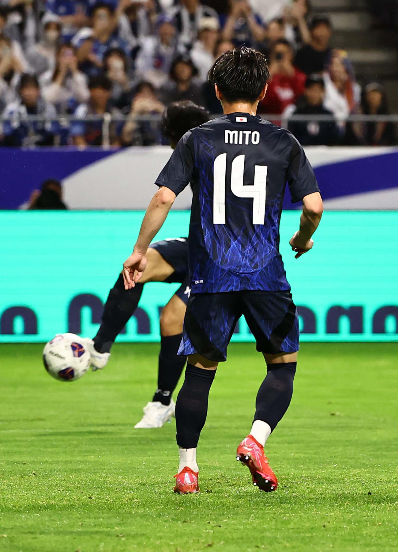 日本対インドネシア　後半、ダイレクトシュートでゴールを決める森下（後方）（撮影・上田博志）