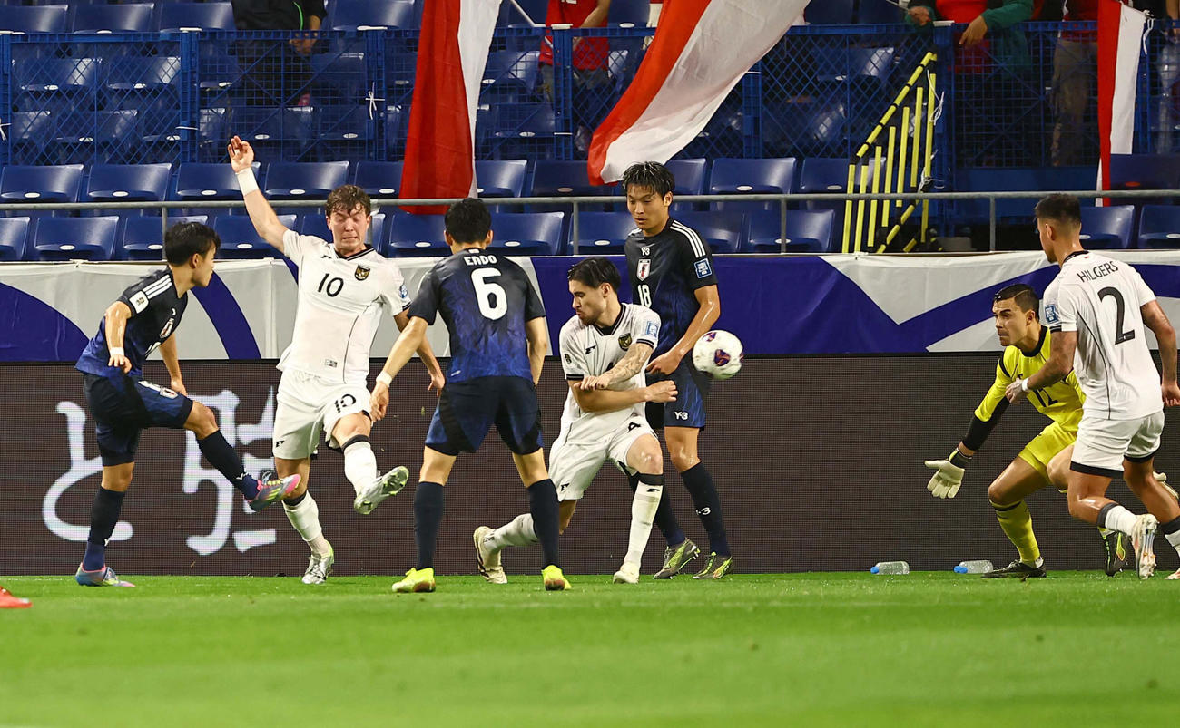 日本対インドネシア　前半、小刻みなタッチからゴールを決める久保（左）（撮影・上田博志）