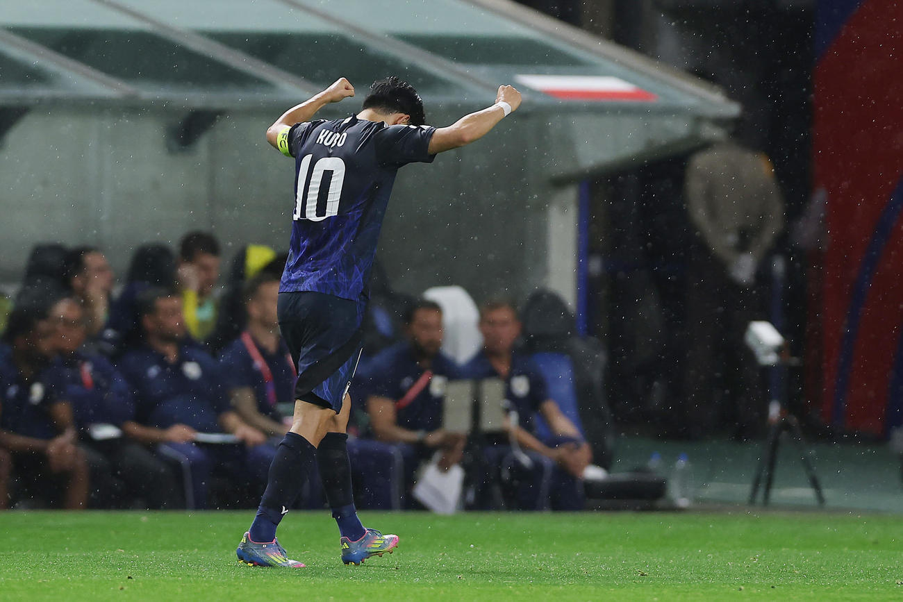 日本対インドネシア　前半、ゴールを奪い両手を突き上げ喜ぶ久保（撮影・前田充）