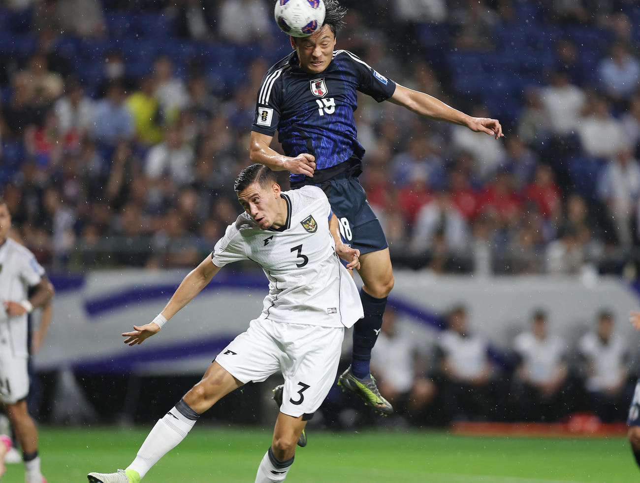 日本対インドネシア　前半、ヘディングシュートを放つ町野（右）（撮影・前田充）