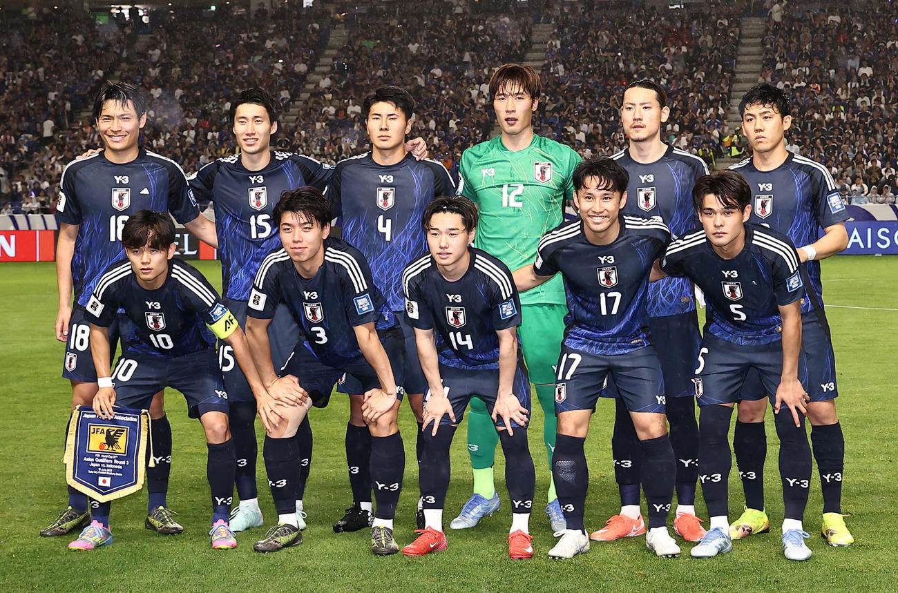 日本対インドネシア　日本代表スターティングメンバー、前列左から久保、高井、三戸、森下、佐野海、後列左から町野、鎌田、鈴木淳、大迫、瀬古、遠藤（撮影・上田博志）