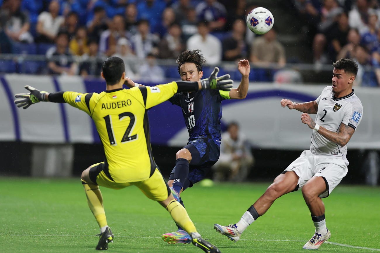 日本対インドネシア　前半、シュートを放つ久保（中央）（撮影・前田充）