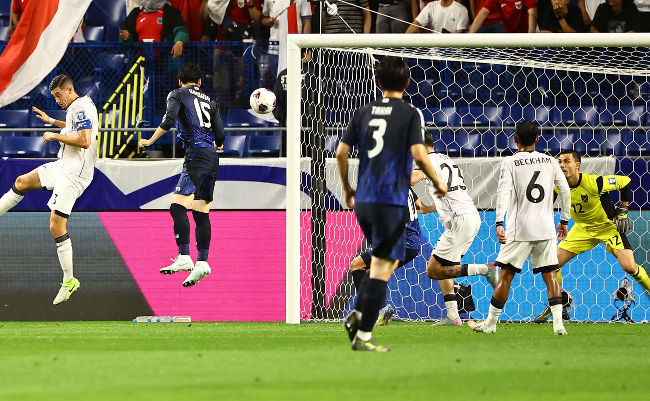 日本対インドネシア　前半、先制となるヘディングシュートを決める鎌田（左から2人目）（撮影・上田博志）