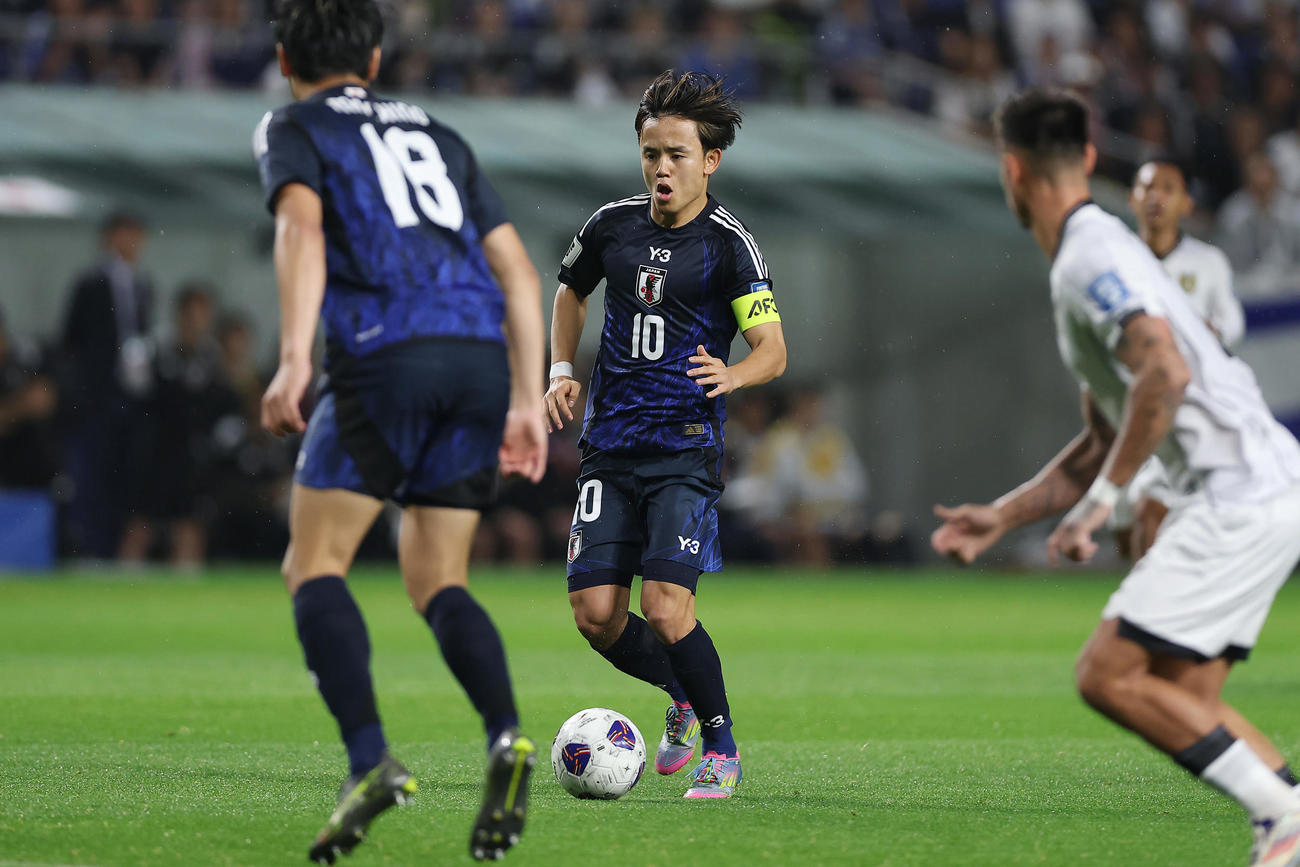 日本対インドネシア　前半、ドリブルで仕掛ける久保（撮影・前田充）