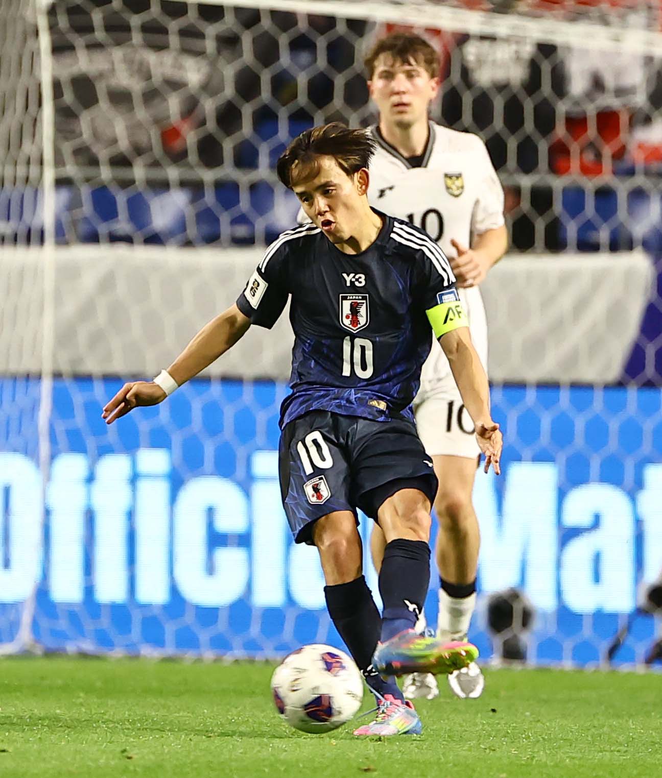 北中米サッカーW杯アジア最終予選　後半、前線にパスを出す日本代表久保（撮影・上田博志）