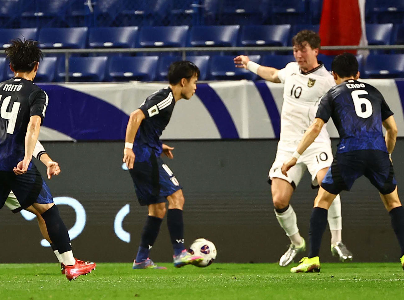 日本対インドネシア　前半、小刻みなタッチからゴールを決める久保（中央）（撮影・上田博志）