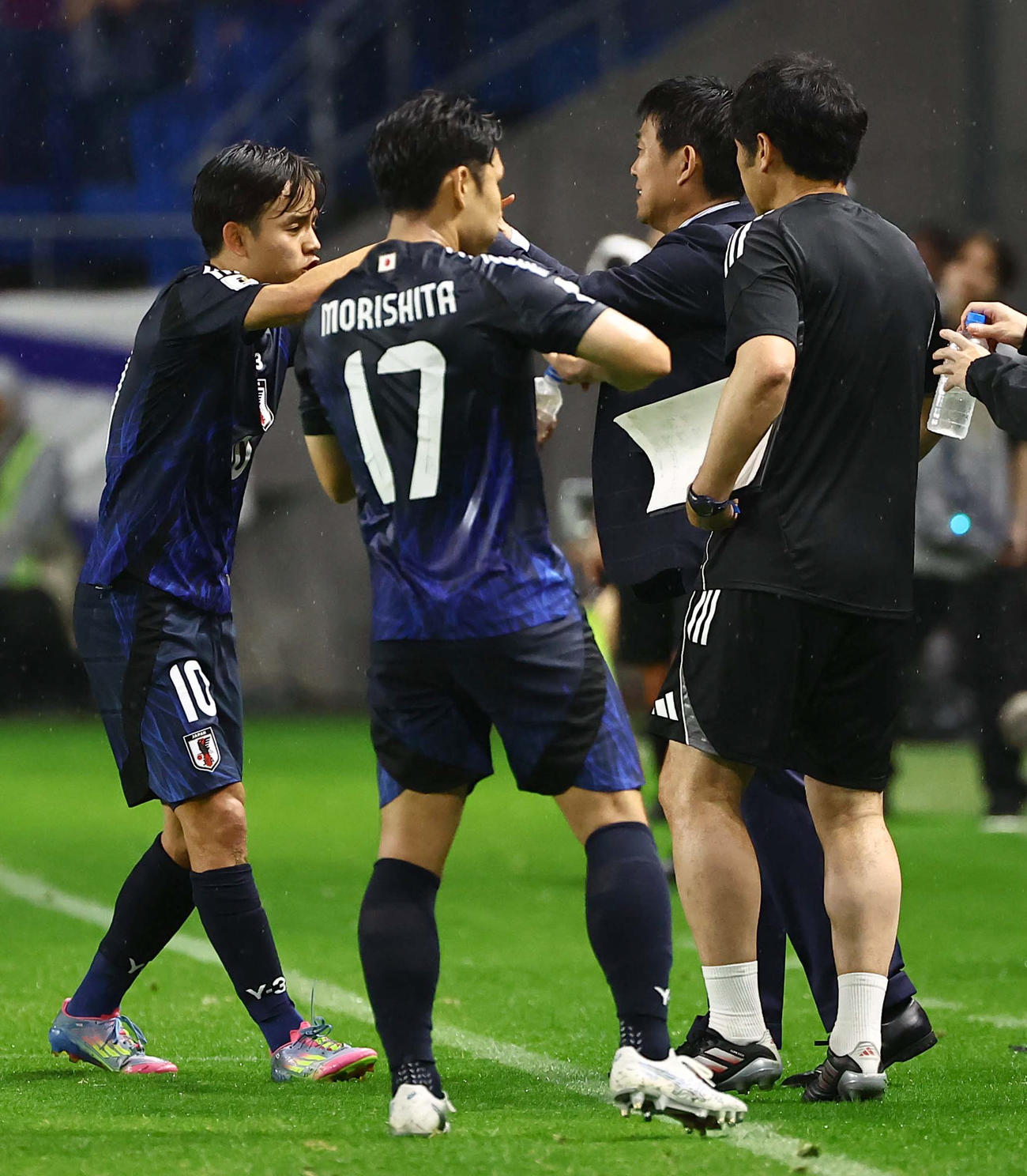 日本対インドネシア　前半、ゴールを決めた久保（左）と森保監督（右から2人目）（撮影・上田博志）