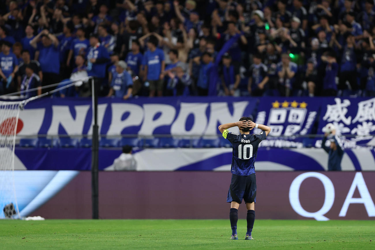 日本対インドネシア　後半、頭を抱える久保（撮影・前田充）