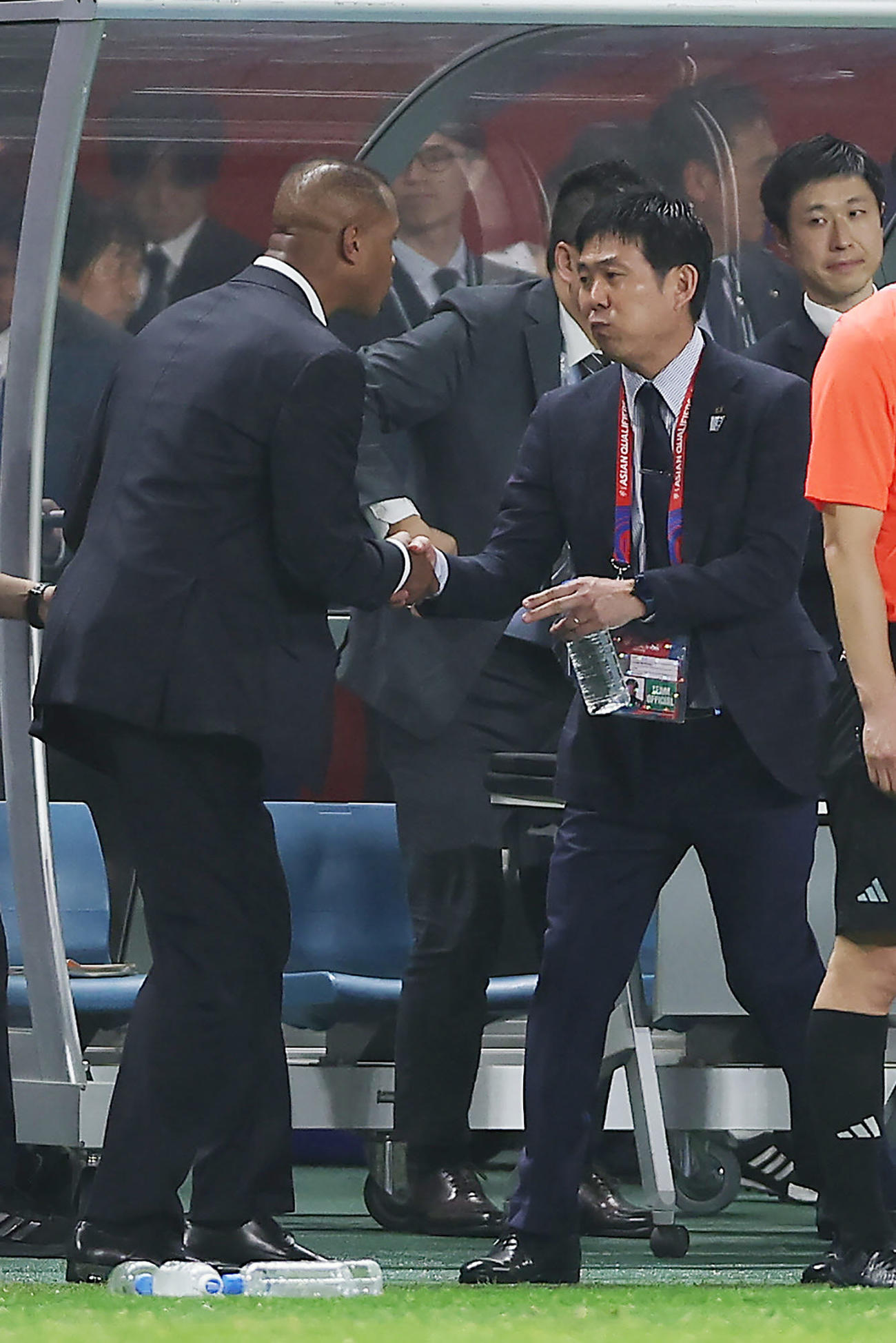 日本対インドネシア　試合後、インドネシア代表のクライファート監督（左）と握手を交わす森保監督（撮影・前田充）